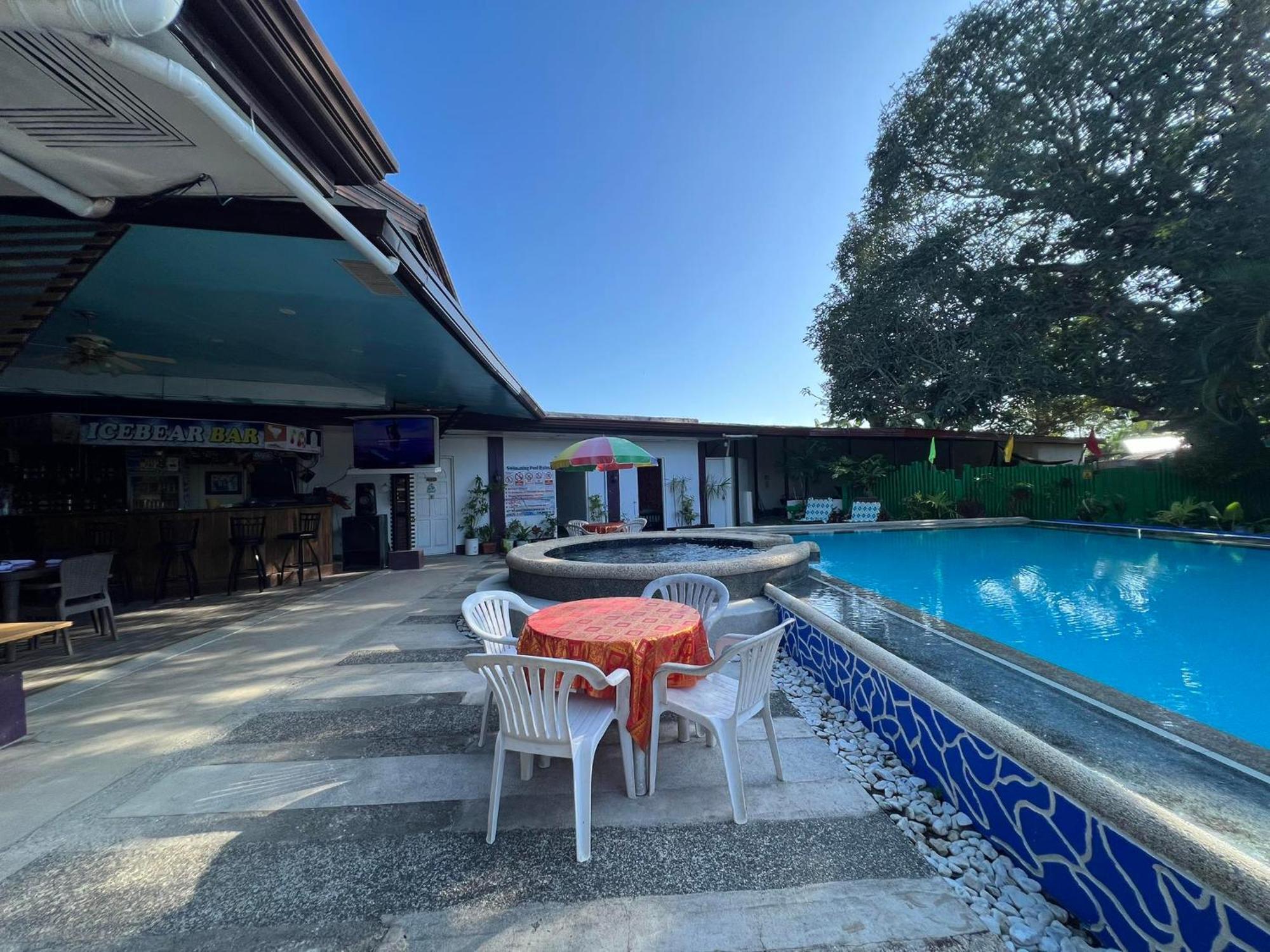 Ice Bear Bar & Tourist Inn Dauis Exterior foto